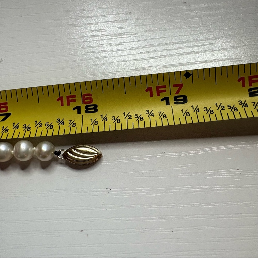 Vintage Pearl Necklace with 14k Gold claps - Picture 5 of 7